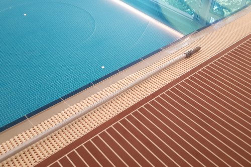 PlasDECK POOL a SPA - Mahagon s bílým pruhem 26 m2.