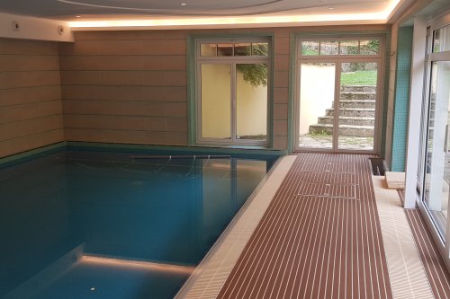 PlasDECK POOL a SPA - Mahagon s bílým pruhem 26 m2.