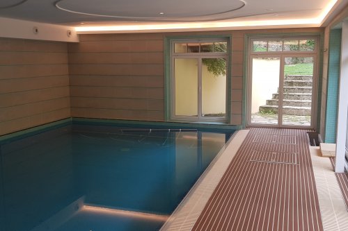 PlasDECK POOL a SPA - Mahagon s bílým pruhem 26 m2.