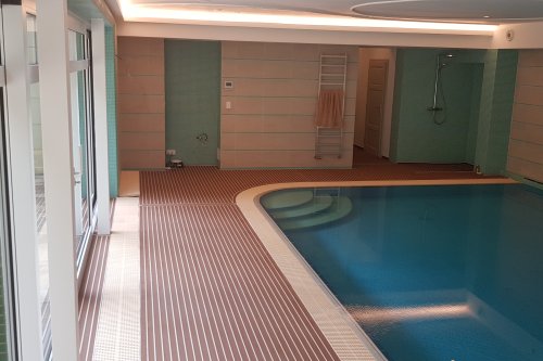 PlasDECK POOL a SPA - Mahagon s bílým pruhem 26 m2.