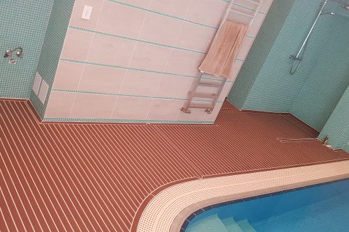 PlasDECK POOL a SPA - Mahagon s bílým pruhem 26 m2.