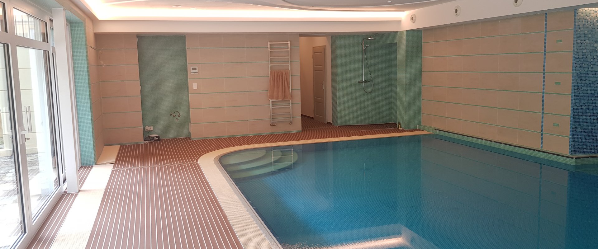 PlasDECK POOL a SPA - Mahagon s bílým pruhem 26 m2.